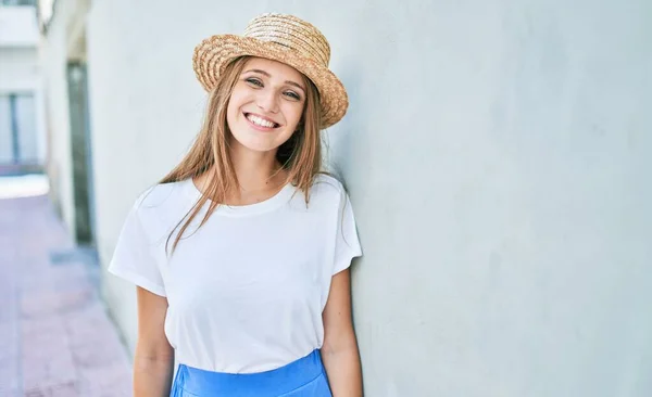 Junge Blonde Frau Urlaub Lächelt Glücklich Die Wand Der Straße — Stockfoto