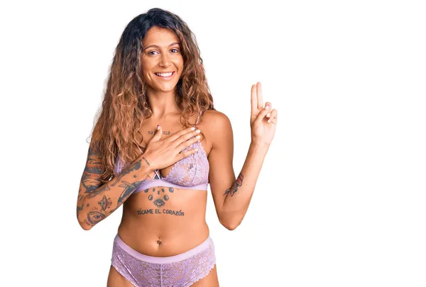 Ung Latinamerikansk Kvinna Med Tatuering Klädd Underkläder Leende Svär Med — Stockfoto