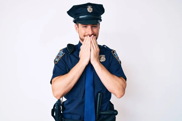 Ung Kaukasier Man Bär Polisuniform Skrattar Och Generad Fnissa Täcka — Stockfoto