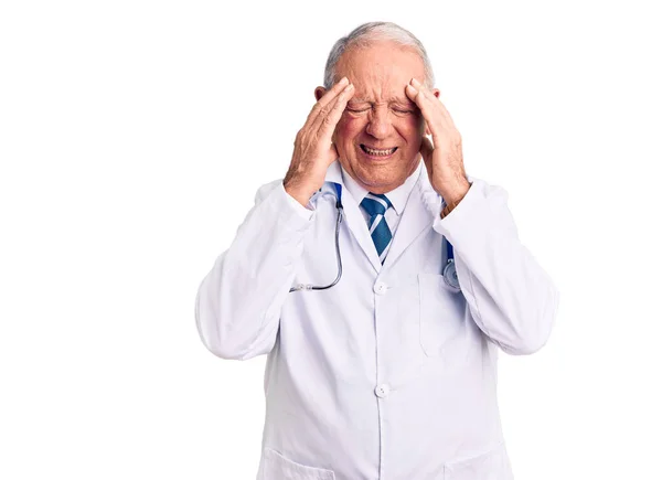 Uomo Anziano Con Capelli Grigi Che Indossa Cappotto Medico Stetoscopio — Foto Stock