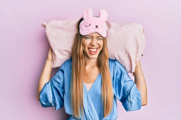 Linda Jovem Loira Usando Máscara Sono Pijama Dormindo Travesseiro Piscando — Fotografia de Stock