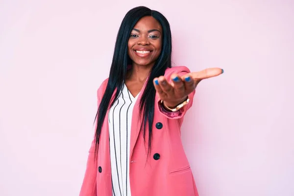 Jonge Afro Amerikaanse Vrouw Draagt Zakelijke Kleding Lachend Vriendelijk Aanbieden — Stockfoto