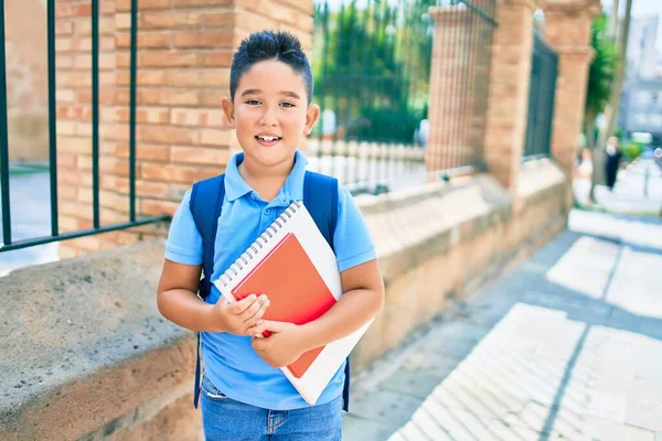 Schattige Student Jongen Glimlachend Gelukkig Holding Boek Straat Van Stad — Stockfoto