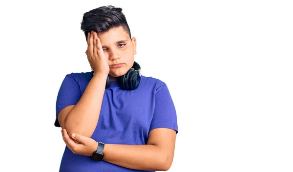 Маленький Хлопчик Слухає Музику Навушниках Думаючи Виглядає Втомленим Нудним Проблемами — стокове фото