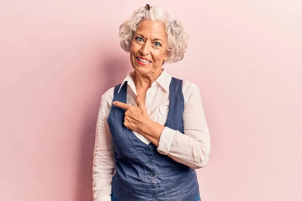 Senior Grijs Harige Vrouw Draagt Casual Kleding Lachend Vrolijk Wijzend — Stockfoto