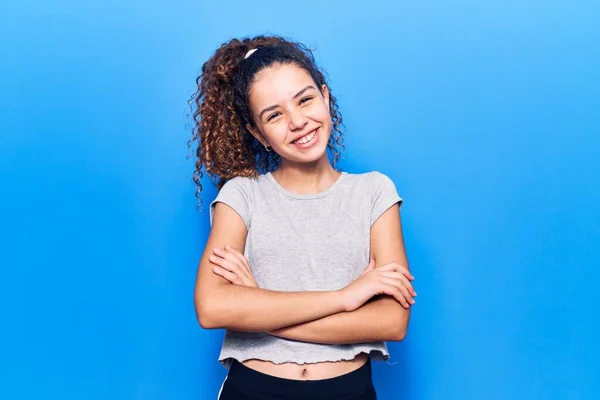 Bella Ragazza Con Capelli Ricci Indossa Abiti Casual Volto Felice — Foto Stock