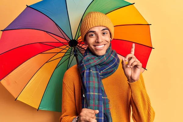 Jeune Homme Afro Américain Tenant Parapluie Coloré Surpris Par Une — Photo