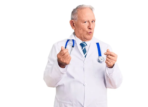 Hombre Pelo Gris Guapo Mayor Con Abrigo Médico Estetoscopio Haciendo — Foto de Stock