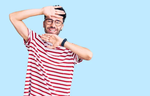 Jonge Spaanse Man Met Casual Kleding Die Vrolijk Glimlacht Gluurt — Stockfoto