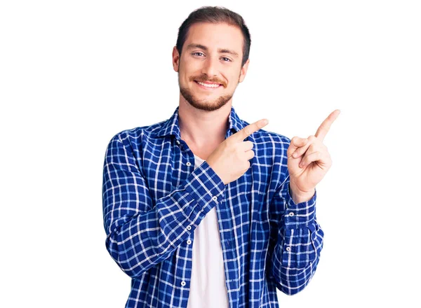 Joven Hombre Caucásico Guapo Vistiendo Ropa Casual Sonriendo Mirando Cámara — Foto de Stock