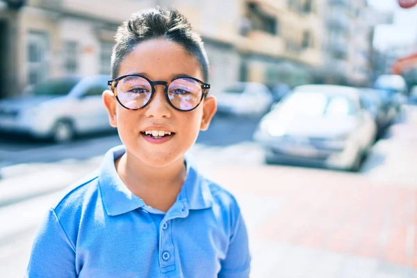 Schattige Jongen Met Een Bril Die Blij Glimlacht Straat Van — Stockfoto