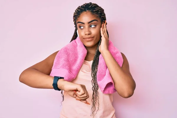 Jovem Afro Americana Com Tranças Vestindo Roupas Ginástica Usando Fones — Fotografia de Stock