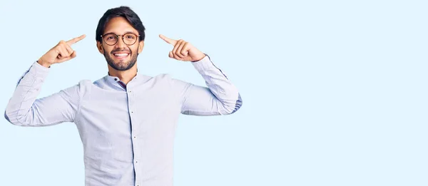 Hombre Hispano Guapo Vistiendo Camisa Negocios Gafas Sonriendo Apuntando Cabeza —  Fotos de Stock