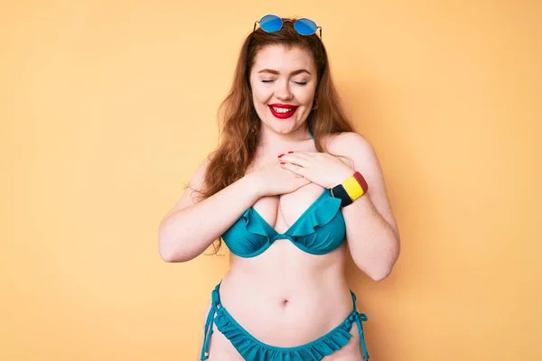 Mujer Pelirroja Joven Con Bikini Sonriendo Con Las Manos Pecho —  Fotos de Stock
