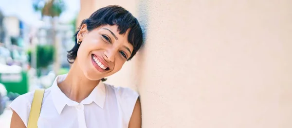 Jovem Com Cabelo Curto Sorrindo Feliz Livre — Fotografia de Stock