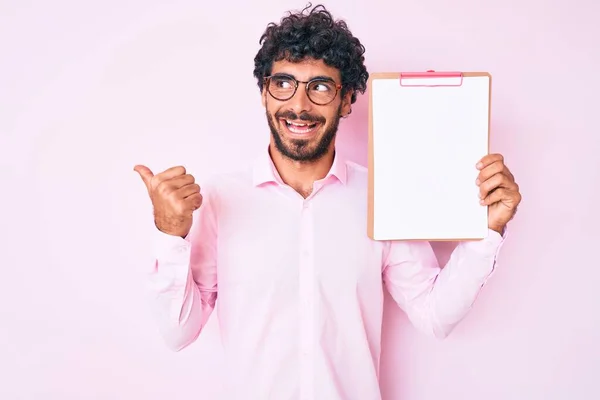 Bello Giovane Uomo Con Capelli Ricci Orso Tenere Appunti Con — Foto Stock