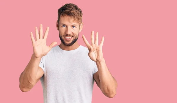 Junger Kaukasischer Mann Lässigem Weißem Shirt Der Mit Finger Nummer — Stockfoto