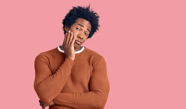 Bonito Homem Americano Africano Com Cabelo Afro Vestindo Roupas Casuais — Fotografia de Stock