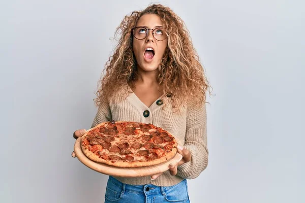 Bela Menina Adolescente Caucasiana Comendo Pizza Pepperoni Saboroso Irritado Louco — Fotografia de Stock