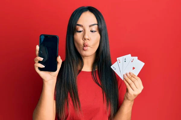 Junge Schöne Hispanische Mädchen Mit Smartphone Zeigt Bildschirm Und Pokerkarten — Stockfoto