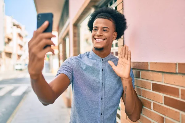 Ung Afrikansk Amerikan Man Ler Gärna Gör Videosamtal Med Hjälp — Stockfoto