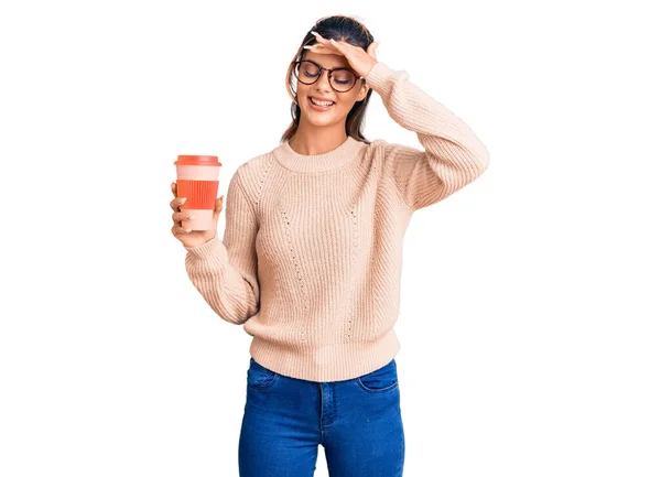 Młoda Piękna Kobieta Nosi Okulary Trzymając Wynos Filiżankę Kawy Zestresowana — Zdjęcie stockowe