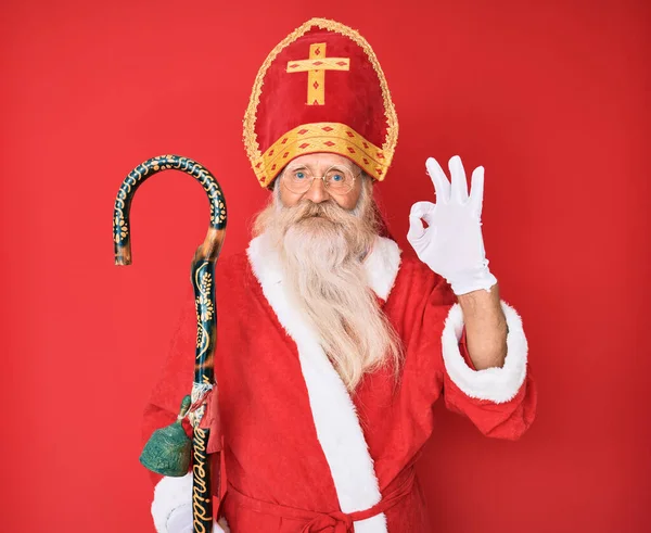 Velho Homem Sênior Com Cabelos Grisalhos Barba Longa Vestindo Traje — Fotografia de Stock