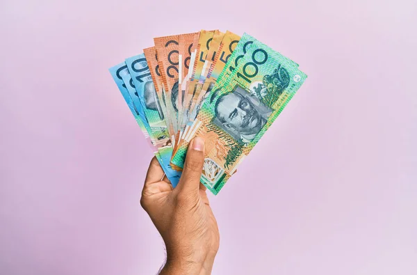 Hispanische Hand Hält Australische Dollarnoten Vor Isoliertem Rosa Hintergrund — Stockfoto