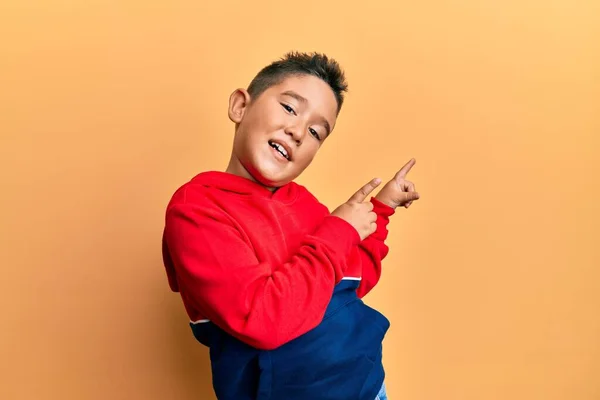 Pequeño Niño Hispano Con Sudadera Casual Sonriendo Mirando Cámara Apuntando — Foto de Stock