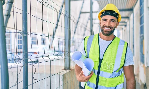 Jonge Spaanse Architect Man Glimlachend Gelukkig Houden Blauwdruk Lopen Straat — Stockfoto