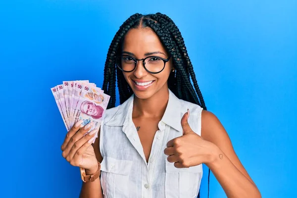 Hermosa Mujer Hispana Sosteniendo Billetes Pesos Mexicanos Sonriendo Feliz Positiva —  Fotos de Stock