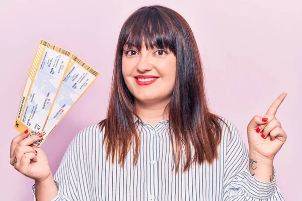 Jovem Mulher Size Segurando Cartão Embarque Sorrindo Feliz Apontando Com — Fotografia de Stock