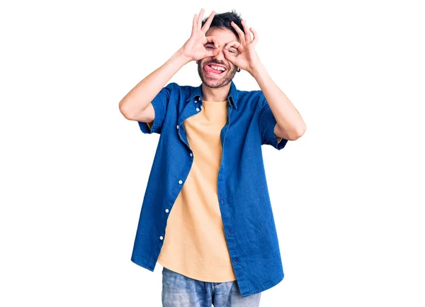 Junger Hispanischer Mann Lässiger Kleidung Der Eine Gute Geste Macht — Stockfoto
