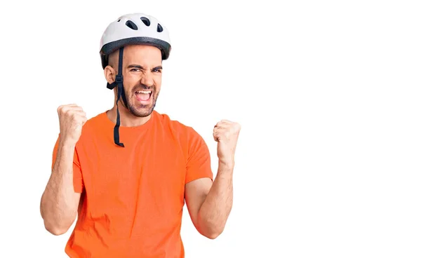 Giovane Bell Uomo Che Indossa Casco Bici Urlando Orgoglioso Celebrando — Foto Stock