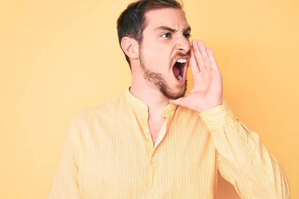 Joven Hombre Guapo Con Ropa Casual Gritando Gritando Fuerte Lado — Foto de Stock