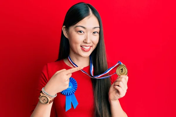 Ung Kinesisk Kvinna Bär Första Plats Bricka Hålla Medalj Ler — Stockfoto