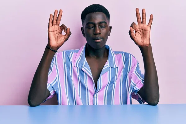 Jovem Afro Americano Vestindo Roupas Casuais Sentado Mesa Relaxar Sorrir — Fotografia de Stock