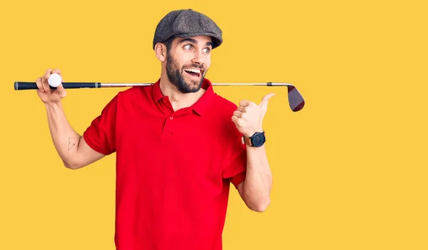 Sakallı Genç Yakışıklı Adam Golf Sopası Top Oynuyor Başparmağıyla Yan — Stok fotoğraf