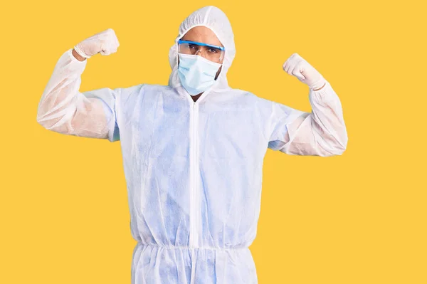 Homem Hispânico Jovem Vestindo Uniforme Coronavírus Proteção Médica Máscara Médica — Fotografia de Stock