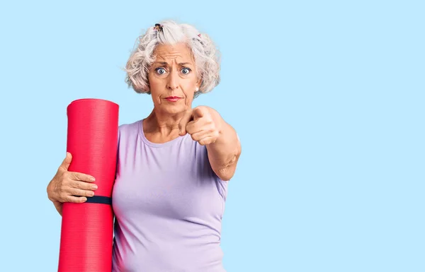 Oudere Grijsharige Vrouw Met Yoga Mat Wijzend Met Vinger Naar — Stockfoto