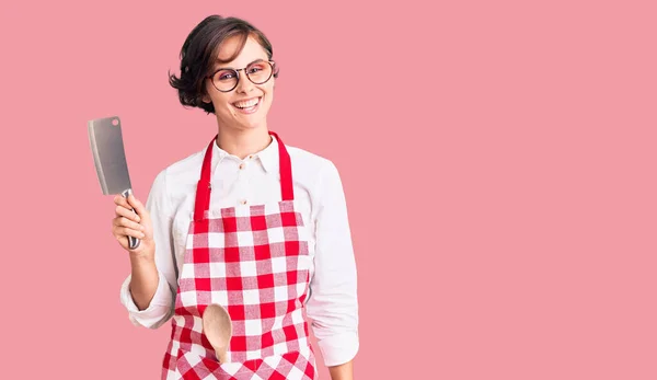 Bella Giovane Donna Con Capelli Corti Indossa Grembiule Forno Professionale — Foto Stock