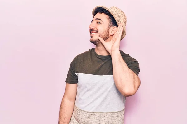 Jonge Spaanse Man Casual Kleding Glimlachend Met Hand Oor Luisterend — Stockfoto