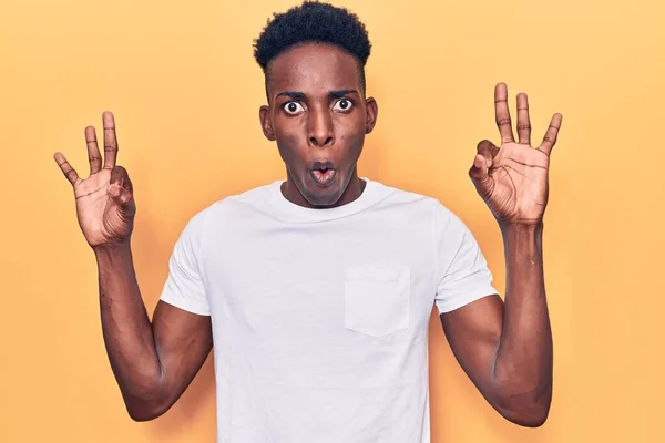 Jovem Afro Americano Vestindo Roupas Casuais Parecendo Surpreso Chocado Fazendo — Fotografia de Stock