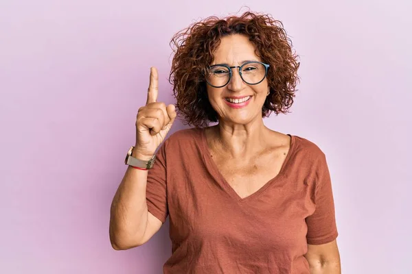 Mooie Middelbare Leeftijd Volwassen Vrouw Dragen Casual Kleding Glazen Wijzende — Stockfoto