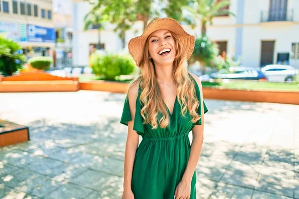 Jovem Bela Mulher Loira Férias Usando Chapéu Verão Sorrindo Feliz — Fotografia de Stock