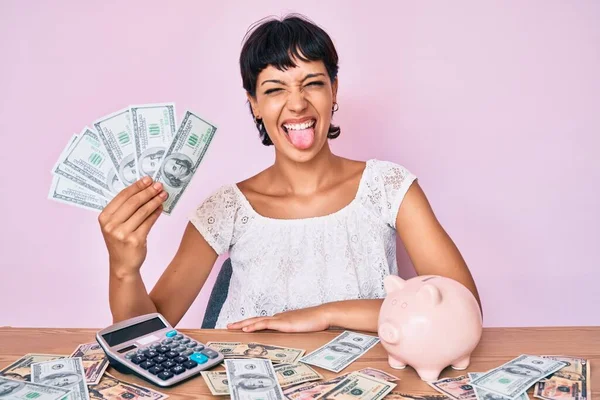 Красива Брюнетка Жінка Тримає Долари Обчислюючи Заощадження Стирчать Язиком Щасливий — стокове фото