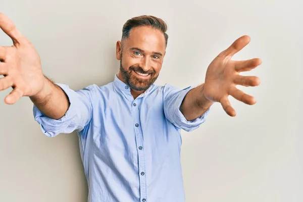 Bonito Homem Meia Idade Vestindo Roupas Negócios Irritado Louco Gritando — Fotografia de Stock