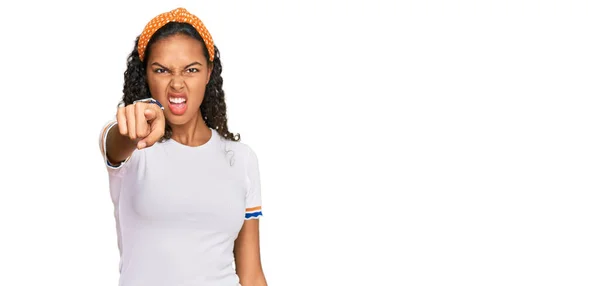 Ung Afrikansk Amerikansk Flicka Bär Tillfälliga Kläder Pekar Missnöjd Och — Stockfoto