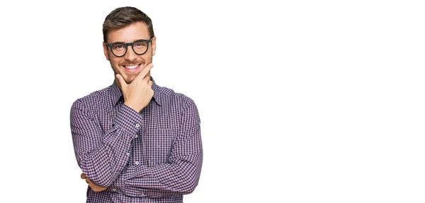 Hombre Caucásico Guapo Con Ropa Casual Gafas Que Miran Con —  Fotos de Stock