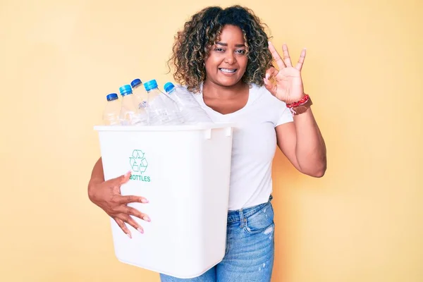 Junge Afrikanisch Amerikanische Size Frau Hält Einen Recycling Papierkorb Mit — Stockfoto